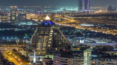 Çekici binalardan güzel ışıklar ve gece yollarla Dubai şehri manzarası Deira, Birleşik Arap Emirlikleri 'ndeki alışveriş merkezinin hava zaman çizelgesi