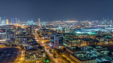 Gece aydınlanan panoramik gökyüzü çizgisi yollarda trafik ve arka planda gökdelenler Zabeel ilçesi, Dubai, Birleşik Arap Emirlikleri ile birlikte