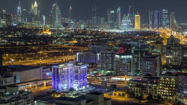 Şehir merkezindeki aydınlık binaların ve gökdelenlerin panoramik hava manzarası ve finans bölgesi Timelapse, sokaklar, Dubai, Birleşik Arap Emirlikleri
