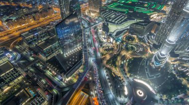 Dubai şehir caddesi yoğun trafik ve gökdelenler gece zaman aşımı etrafında. Alışveriş merkezi havadan manzaralı modern yol ve kentsel binalar. Şeyh Muhammed bin Reşid Blvd