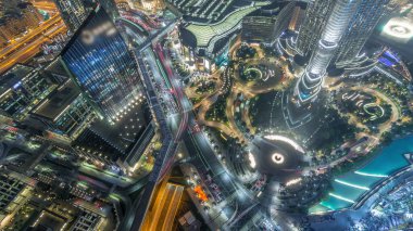 Dubai şehir caddesi yoğun trafik ve gökdelenler gece zaman aşımı etrafında. Alışveriş merkezi havadan manzaralı modern yol ve kentsel binalar. Şeyh Muhammed bin Reşid Blvd