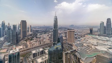 Modern gökdelenler timelapse ile Dubai Uluslararası Finans Merkezi ilçe. Cadde ve şantiye trafiği ile Downtown havadan görünümü