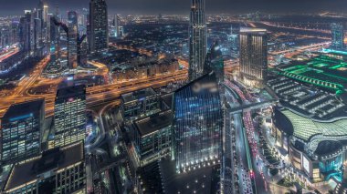 Dubai Uluslararası Finans Merkezi semt, ışıklı modern gökdelenler gece zaman aşımına uğrar. Sokaklarda trafik ile Downtown havadan görünümü