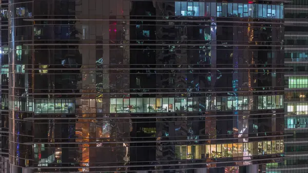 Büro Wolkenkratzer Außen Späten Abend Mit Eingeschaltetem Innenlicht Und Menschen — Stockfoto