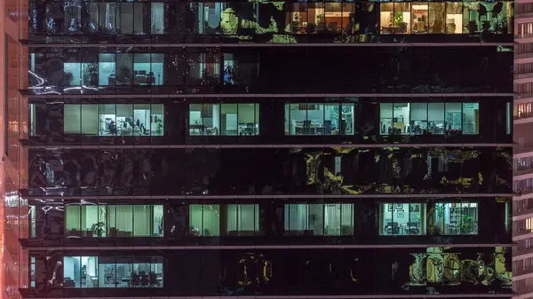 Kantoorwolkenkrabber Buiten Tijdens Late Avond Met Binnenverlichting Aan Mensen Die — Stockfoto