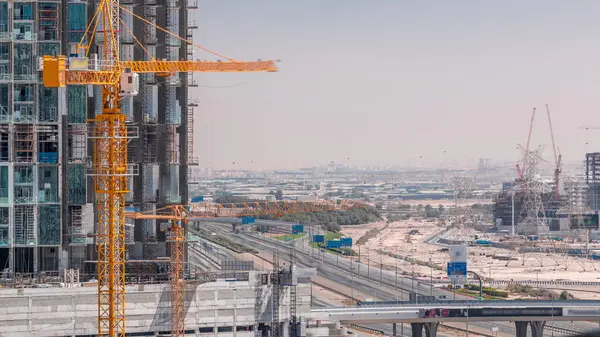 阿拉伯联合酋长国迪拜商业湾的迪拜天际线 道路和现代建筑工地上有起重机的空中飞行时间 — 图库照片
