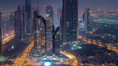 Dubai Uluslararası Finans Merkezi semt, gece den gündüze geçiş saati ne zaman ışıklı modern gökdelenler ile. Gün doğumundan önce sokaklarda trafik ile Downtown havadan görünümü