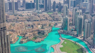 Mall ve çarşı timelapse yakın çeşmeler alanı ile Dubai şehir merkezi. Yukarıdan park ile Old Town Island havadan görünümü