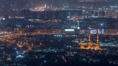 Tipik eski ve modern binaların olduğu Zabeel ve Dubai Deresi 'nin hava manzarası. Cami ve kavşaktaki trafik. Gökdelen çatısından bak. Dubai, Birleşik Arap Emirlikleri