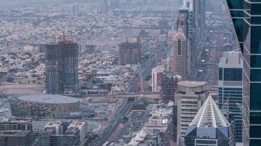 Sheikh Zayed Road ve Difc'deki gökdelenler Dubai, Bae'de gece geçiş saatine gündüz havadan. İş koyu çatıdan gün batımından sonra akşam Finans Merkezi yakınlarındaki bir otoyolda trafik