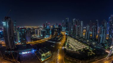 Dubai İş Sahası Panorama 'sı gece gündüz geçiş zamanı. Gökdelenleri ve hareket eden uzun gölgeleri olan gökdelenler. Gün doğarken trafik vardı..