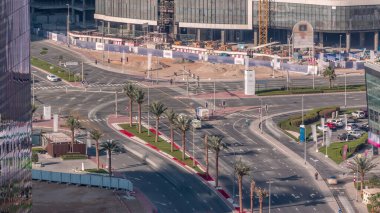 Dubai Ticaret Koyu zaman diliminde bir kavşakta hava üstü şehir trafiği. Yukarıdan yol ayrımı, otomobil trafiği ve birçok arabanın sıkışıklığı, ulaşım hareketi