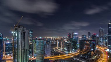 Aydınlatılmış binaların hava görüntüsü tüm gece boyunca zaman ve kanal yakınlarındaki yollarda yüksek trafik. Business Bay, Dubai 'de gece hayatı, Birleşik Arap Emirlikleri