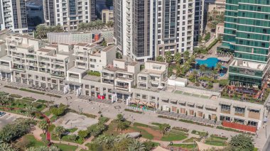 Modern konut ve ofis kompleksi yakınlarındaki Bay Avenue Park 'ta Business Bay, Dubai, Uae' de birçok gökdelen saat kulesi bulunmaktadır. Palmiyeler ve yeşil çimenli ağaçlar