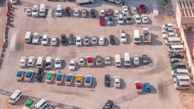 Dubai, Uae 'deki büyük otoparklarda hava manzaralı araçlar. Ofis ve karşılıklı park trafiği ve diğer arabalarla dolu otopark. Girip çıkmayı dene, park yeri bul..