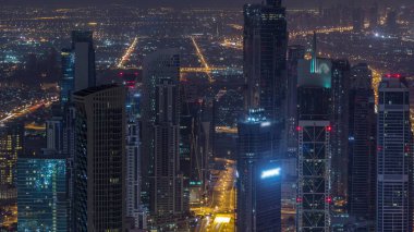 Dubai Şehir Merkezi gökdelenleri ve iş sahaları gece gündüz geçişleri olan fütüristik şehir manzarası. Gündoğumundan önce çatıdan modern kuleleri ve inşaatı olan sabah manzarası