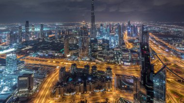 Dubai Şehir Merkezi 'nin gökdelenleri ve Burj Halife' nin gece gündüz gökdelenleri ile fütüristik şehir manzarası. Gündoğumundan önce çatıdan modern kuleleri ve inşaatı olan sabah manzarası