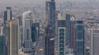 Dubai Downtown silueti fütüristik cityscape birçok gökdelenler ve iş bölümü hava timelapse ile. Modern kuleler ve çatıdan inşaat ile gün doğumu sırasında Sabah panorama