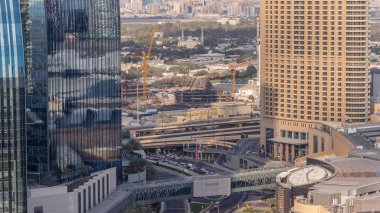 Zaman atlamalı yoğun trafik ve gökdelenler ile Dubai şehir caddesi. Alışveriş merkezi havadan manzaralı modern yol ve kentsel binalar. Şeyh Muhammed bin Reşid Blvd