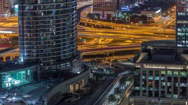 Dubai şehir merkezindeki karayolu kavşağının hava görüntüsü. Şehir, trafik köprüsünü ve otoparkı gösteriyor. Yol ve şeritler, Dubai, Birleşik Arap Emirlikleri