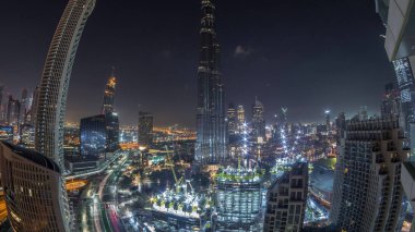 Gün doğmadan Dubai şehir merkezindeki panoramik gökyüzü manzarası alışveriş merkezleri, çeşmeler ve Burç Halife hava durumu geçiş zamanı. Modern gökdelenler ve inşaat alanı