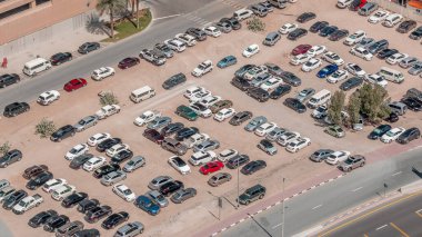 Dubai, Uae 'deki büyük otoparklarda hava manzaralı araçlar. Kalabalık park alanı diğer arabalarla dolu. Girip çıkmayı dene, park yeri bul..
