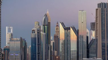 Havadan finans bölgesine yeni kuleleri ve uzun binaları olan yoğun yolları olan Dubai şehir merkezinden şehir merkezine geçiş zamanlaması olan karayolu, Dubai, Birleşik Arap Emirlikleri