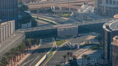 Dubai 'de, Dubai şehir merkezinde, Birleşik Arap Emirlikleri' nde yaya köprüsü zaman aşımına uğramış, trafikte ve yürüyüş alanında birçok taşımacılıkla kesişen hava manzarası.
