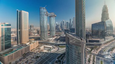 Yeni kulelerin ve uzun binaların havadan görünüşü yoğun yollar zaman çizelgesiyle Dubai 'de mavi gökyüzünde bulutlar, şehir merkezinden karayolu trafiği, Dubai, Birleşik Arap Emirlikleri