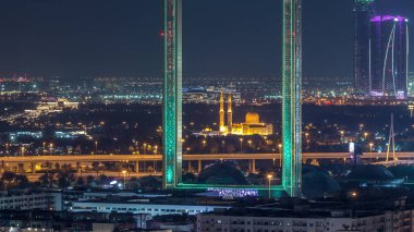 Zabeel Mescidi ile Dubai Çerçeve gece zaman atlamalı aydınlatılmış. Yukarıdan havadan görünüm. Çerçeve Zabeel Park mimari bir dönüm noktası.