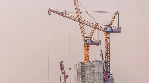 Onder Constructie Hoogbouw Met Gele Bouw Kraan Dubai Timelapse Luchtfoto — Stockfoto