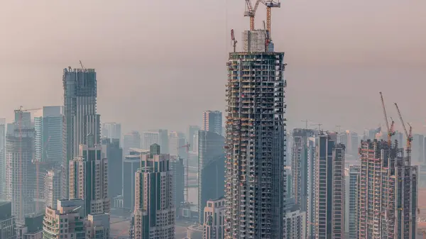 阿联酋迪拜市空中延时新现代摩天大楼的建设进度 市中心的起重机和建筑设备 — 图库照片