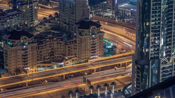 Dubai şehir merkezinde akşam timelapse karayolu kavşak havadan görünümü. Al Saada sokak ve Finans merkezi yol. Şehir manzaraları trafik köprüsü. Yollar ve şeritler Crossroads, Dubai, Birleşik Arap Emirlikleri