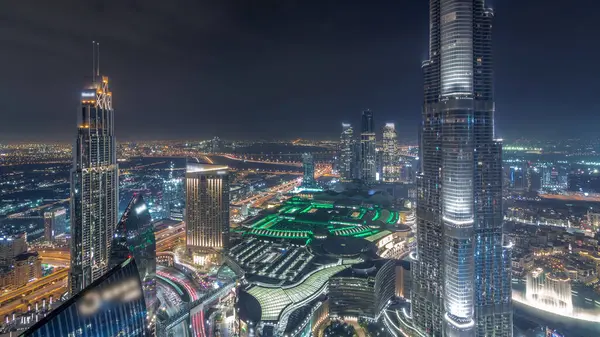 Şehir merkezindeki Dubai 'nin panoramik ufuk çizgisi manzarası. Alışveriş merkezi, çeşmeler ve Burj Halife' nin hava zaman çizelgesi tüm gece boyunca kapalı kalacak. Modern gökdelenler ve bulutlu gökyüzü