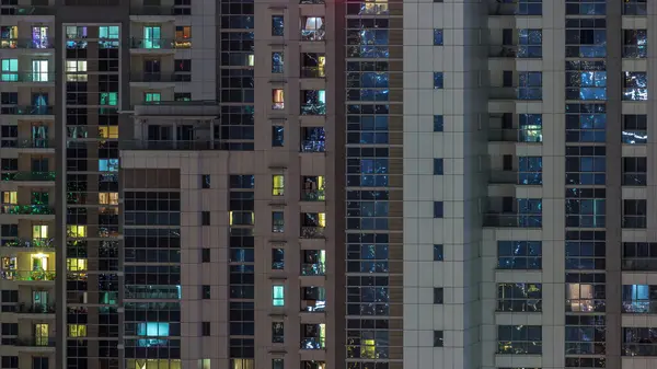 オフィスやアパートの窓からの光空中タイムラプス ビジネスベイ ドバイ アラブ首長国連邦の夕方に働く人々とスカイスクレーパー 夜の塔の複合体 — ストック写真
