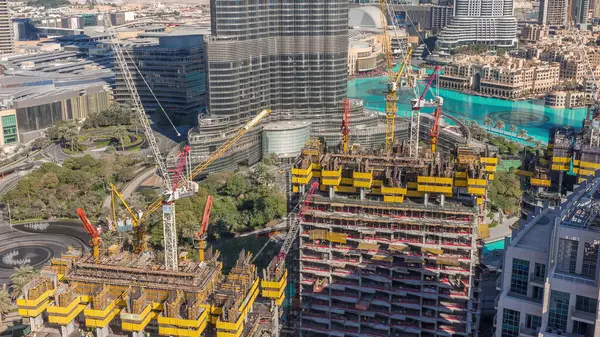 迪拜正在建造的摩天大楼的空中景观与巨大的起重机擦肩而过 市中心 背景上有喷泉 阿拉伯联合酋长国 — 图库照片