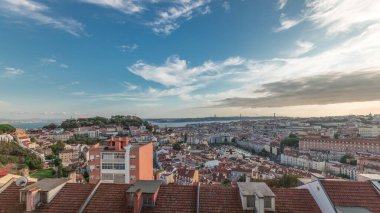 Panorama, Lizbon 'un ünlü hava manzarasını Miradouro da Senhora do Monte do Alfama ve Mauraria' nın en yüksek görüş açısını gösteriyor. Lizbon, Portekiz