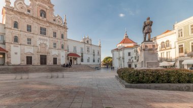Panorama, Santarem See Katedrali manzaralı Sa da Bandeira Meydanı 'nı gösteriyor. Namı diğer Nossa Senhora da Conceicao Kilisesi zaman çizelgesi. Yürüme alanı. Portekiz