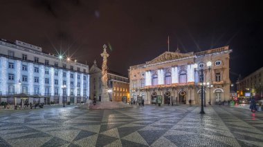 Panorama, belediye meydanında Noel ve gece kutlamaları için dekore edilmiş belediye binası mimarisini gösteriyor. Etrafta dolaşan insanlar. Lizbon, Portekiz