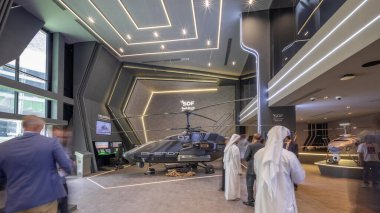 Abu Dabi, BAE - 25 Şubat 2023: Uluslararası Savunma Sergisi ve Konferansı, IDEX zaman atlaması. Stratejik olarak önemli üçlü servis sergisi. Helikopter Tawazun Konsey köşkünde.