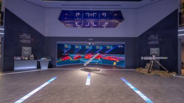 Abu Dabi, BAE - 25 Şubat 2023: Uluslararası Savunma Sergisi ve Konferansı, IDEX zaman atlaması. Stratejik açıdan en önemli üçlü sergi. Füze Tawazun Konsey köşkünde.