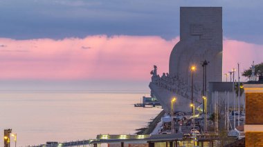 Padrao dos Descobrimentos Anıtı 'nın (Keşifler Anıtı) geceden geceye geçiş zamanının yakın görüntüsü. Lizbon 'daki Tagus Nehri kıyısında renkli bulutlarla ünlü bir anıt.
