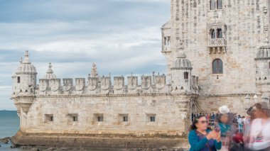 Belem Kulesi Lizbon, Portekiz Santa Maria de Belem timelapse sivil bucak bulunan bir kuledir konuşuyor. Bulutlu gün dolaşan insanlar
