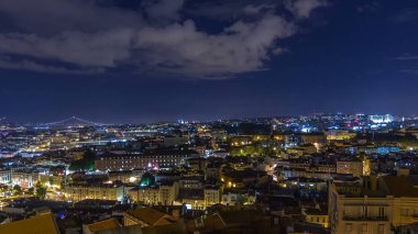 Lizbon şehir merkezinin sonbahar gecesinde aydınlatılmış binaları olan panorama, Portekiz. Miradouro da Nossa Senhora do Monte bakış açısından üstten görünüm