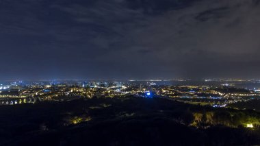 Lizbon ve Almada 'nın panoramik bakış açısına göre Monsanto' daki gece zaman dilimi. Aydınlatılmış şehir sokaklarında hava manzaralı