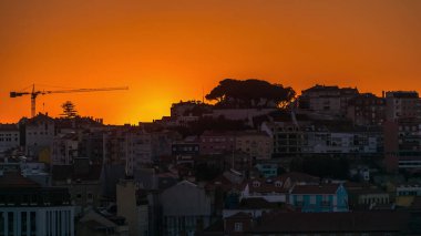 Lizbon üzerinde gün doğumu Alcantara, Portekizli Aziz Peter 'ın bakış açısından gökyüzü çizgisi zaman çizelgesi. Sabahları yukarıdan tarihi binalar
