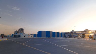 Ajman 'ın serbest zaman diliminde gün batımı. Girişteki kapı. Ajman, Birleşik Arap Emirlikleri 'nde Ajman Emirliğinin başkentidir..