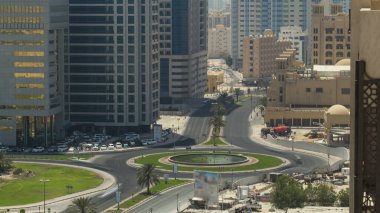 Ajman 'ın şehir manzarası. Çemberli ve trafikli. Sabahtan akşama kadar çatıda. Ajman, Birleşik Arap Emirlikleri 'nde Ajman Emirliğinin başkentidir..