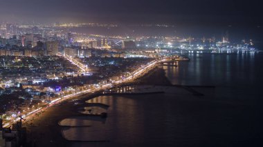 Sharjah 'ın panoramik manzarası gece yarısı Ajman' ın çatısından görülebiliyor. Birleşik Arap Emirlikleri 'nin üçüncü büyük ve en kalabalık şehri. Şerife, Körfez Körfezi 'nin kuzey kıyısında Arap Yarımadası' nda yer almaktadır.