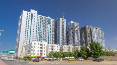 Ajman zaman tünelinde modern yeni kuleler inşa ediliyor. Ajman 'ın yerleşim yeri ve ofis gökdelenleri olan şehir manzarası. Birleşik Arap Emirlikleri.